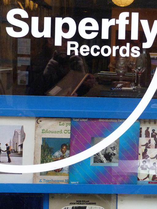 Schaufenster des Pariser Schallplattenladens "Superfly Records". Das Geschäft liegt unweit der Place de la République.