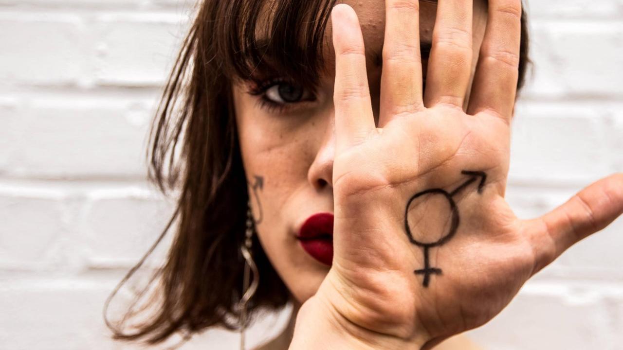 Weder ausschließlich männlich noch ausschließlich weiblich - intersexuell. Weder ausschließlich männlich noch ausschließlich weiblich - intersexuell.