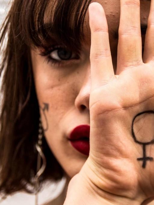 Weder ausschließlich männlich noch ausschließlich weiblich - intersexuell.