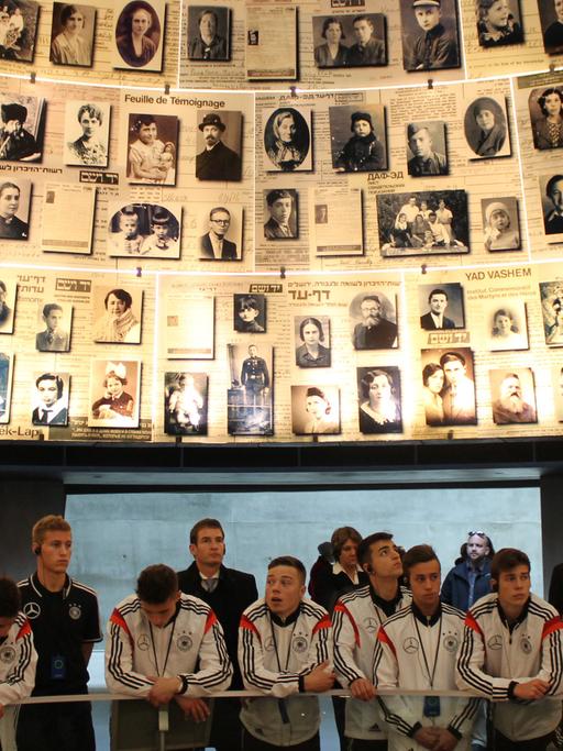 Das Teamfoto zeigt die U18 des DFB in Yad Vashem 2013.