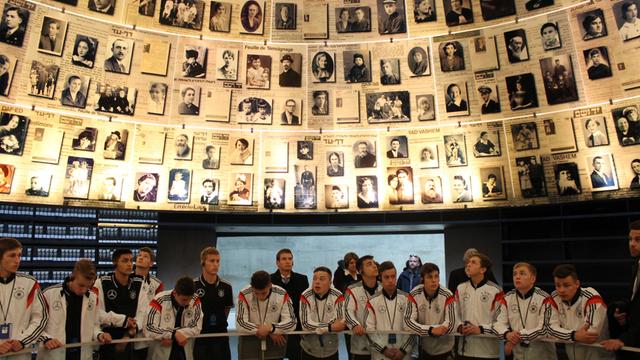Das Teamfoto zeigt die U18 des DFB in Yad Vashem 2013.