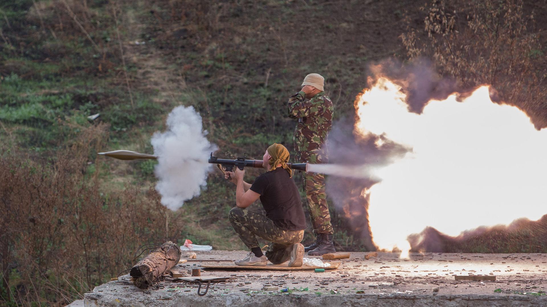 Zwei Angehörige des ukrainischen Freiwilligen-Battalions "Ajdar" schießen während eines Trainings mit einer Panzerabwehrrakete des Typs RPG (genauer Ort und Datum unbekannt). Zwei Angehörige des ukrainischen Freiwilligen-Battalions "Ajdar" schießen während eines Trainings mit einer Panzerabwehrrakete des Typs RPG (genauer Ort und Datum unbekannt).