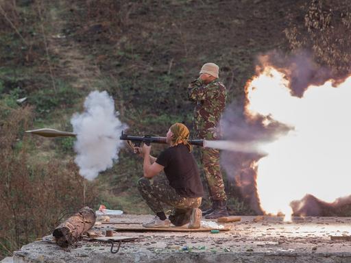 Zwei Angehörige des ukrainischen Freiwilligen-Battalions "Ajdar" schießen während eines Trainings mit einer Panzerabwehrrakete des Typs RPG (genauer Ort und Datum unbekannt).