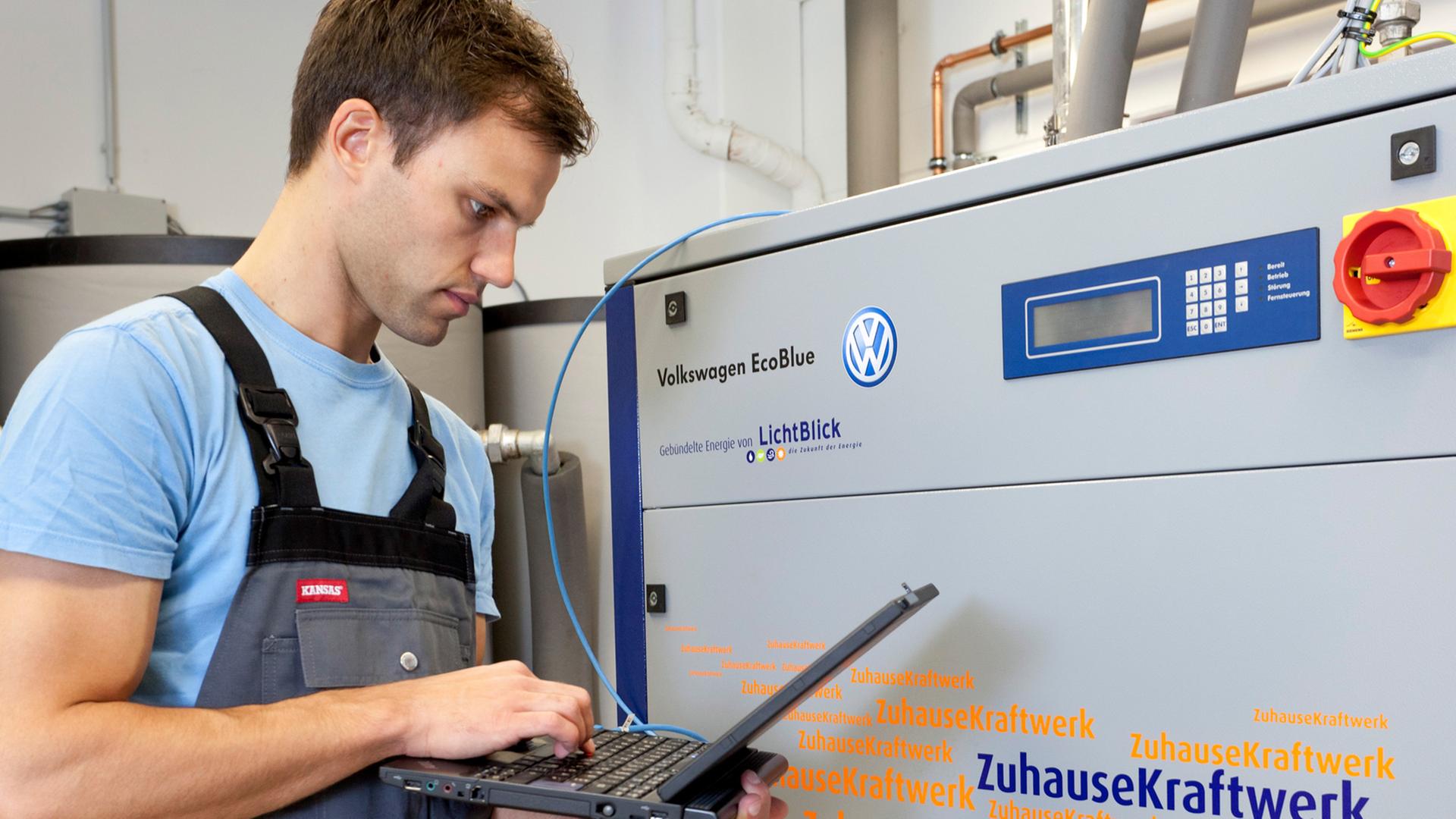 Ein Mitarbeiter des Energieversorgers LichtBlick überprüft am 22.11.2010 in Hamburg ein sogenanntes "Zuhausekraftwerk" von LichtBlick, das der Stromkonzern in Zusammenarbeit mit Volkswagen entwickelt hat. «Schwarmkraftwerke» stehen surrend im Keller, erzeugen Strom und Wärme gleichzeitig. Ein Mitarbeiter des Energieversorgers LichtBlick überprüft am 22.11.2010 in Hamburg ein sogenanntes "Zuhausekraftwerk" von LichtBlick, das der Stromkonzern in Zusammenarbeit mit Volkswagen entwickelt hat. «Schwarmkraftwerke» stehen surrend im Keller, erzeugen Strom und Wärme gleichzeitig.