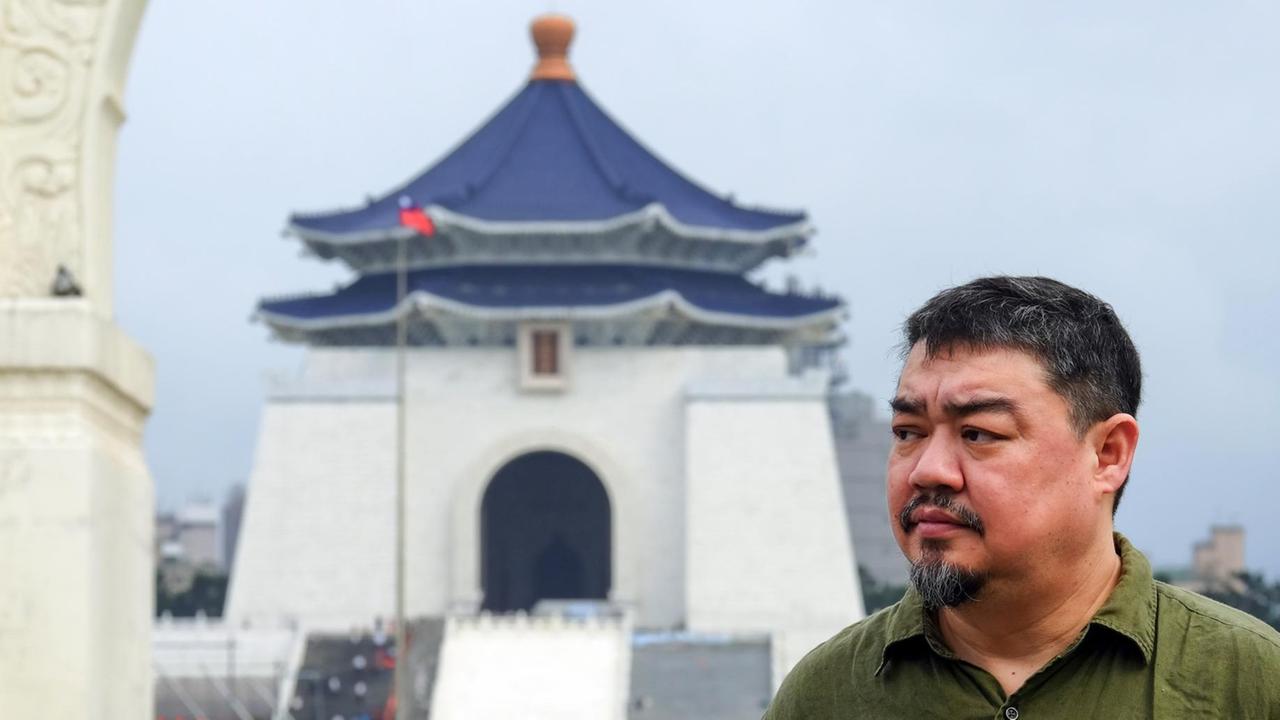 Der chinesische Dissident Wu'er Kaixi vor der Chiang Kai-shek Memorial Hall in Taipeh Der chinesische Dissident Wu'er Kaixi vor der Chiang Kai-shek Memorial Hall in Taipeh
