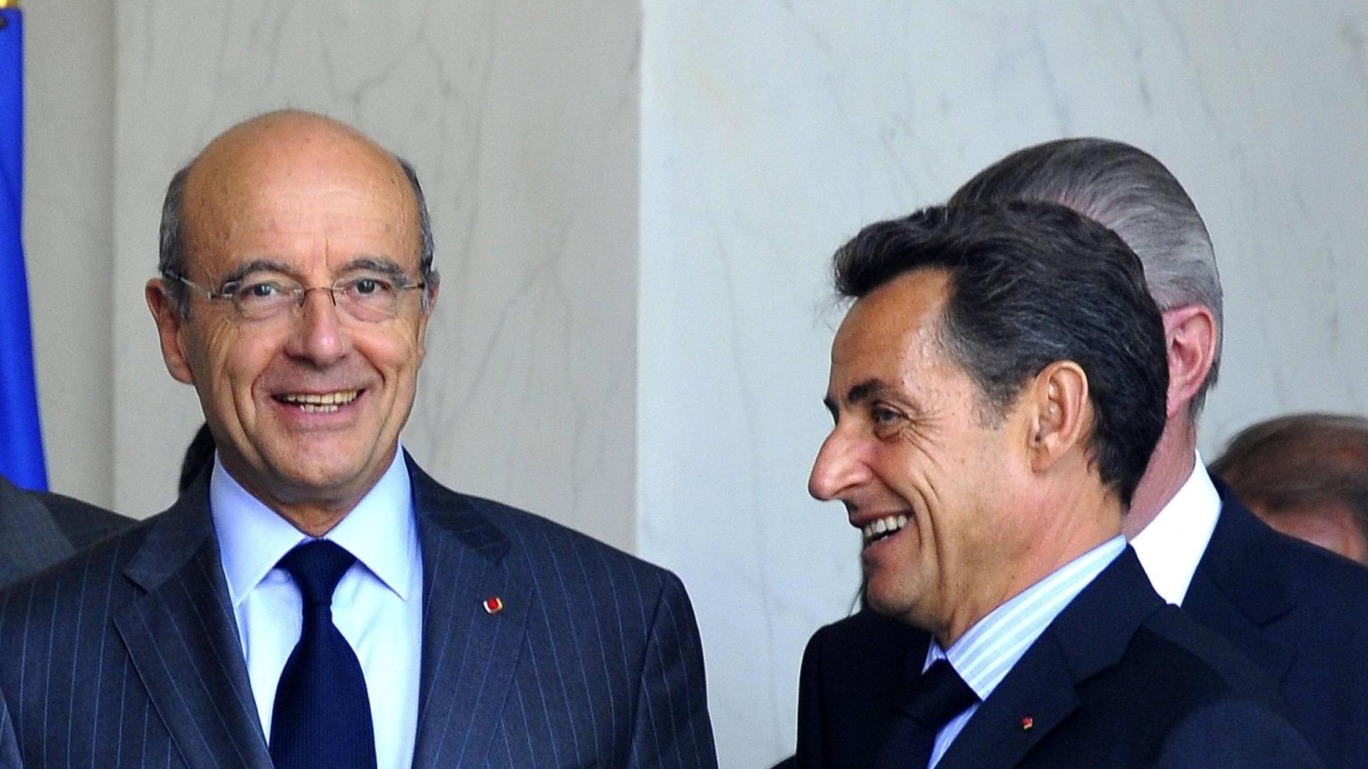Nicolas Sarkozy (rechts) und Alain Juppe im Juli 2011 als Präsident und Außenminister vor dem Besuch des Präsidenten der Republik Niger in Paris. Nicolas Sarkozy (rechts) und Alain Juppe im Juli 2011 als Präsident und Außenminister vor dem Besuch des Präsidenten der Republik Niger in Paris.