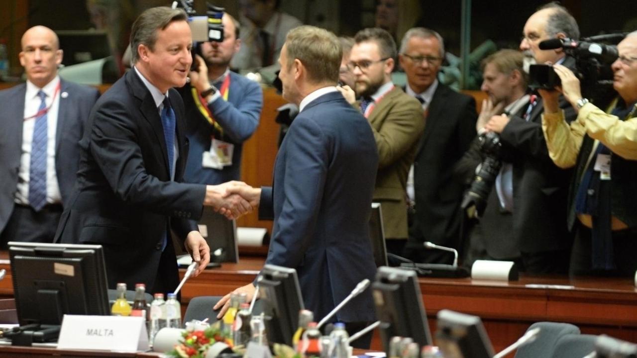 Der britische Premier Cameron und EU-Ratspräsident Donald Tusk schütteln sich die Hände beim EU-Gipfel in Brüssel. Der britische Premier Cameron und EU-Ratspräsident Donald Tusk schütteln sich die Hände beim EU-Gipfel in Brüssel.