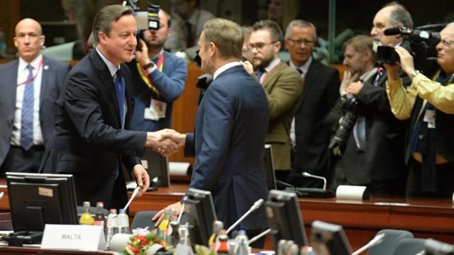 Der britische Premier Cameron und EU-Ratspräsident Donald Tusk schütteln sich die Hände beim EU-Gipfel in Brüssel.