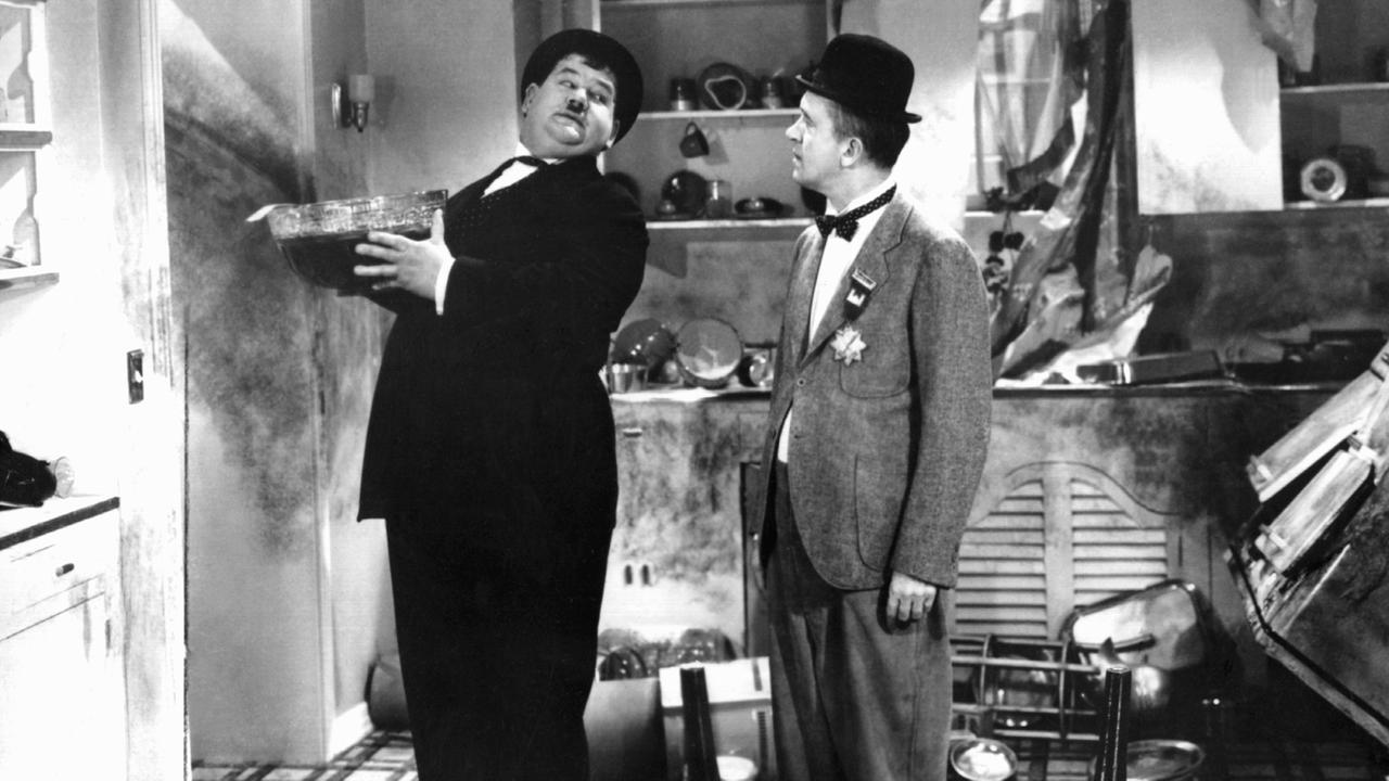 Die Filmkomiker Oliver Hardy (l) und Stan Laurel, auch als "Dick und Doof" bekannt, in der Komödie "Lange Leitung" aus dem Jahr 1938. Die Filmkomiker Oliver Hardy (l) und Stan Laurel, auch als "Dick und Doof" bekannt, in der Komödie "Lange Leitung" aus dem Jahr 1938.