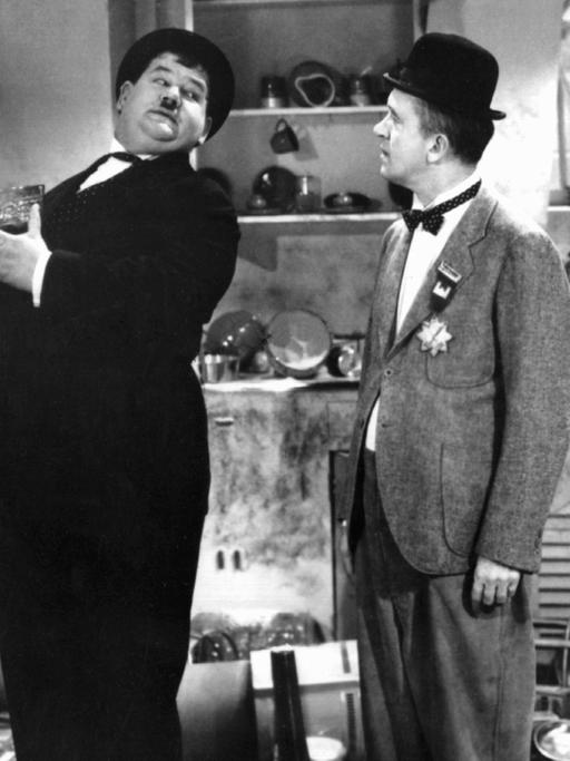 Die Filmkomiker Oliver Hardy (l) und Stan Laurel, auch als "Dick und Doof" bekannt, in der Komödie "Lange Leitung" aus dem Jahr 1938.