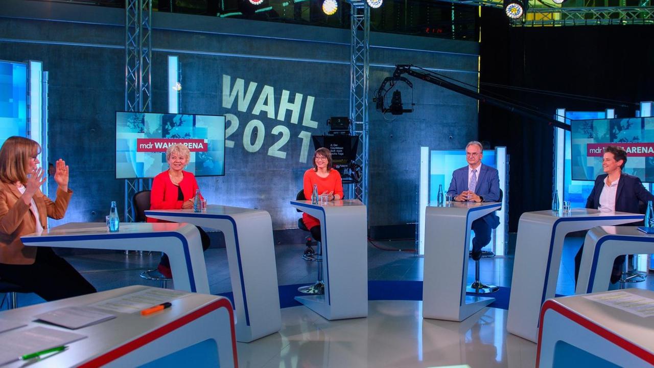 Die Spitzenkandidaten ihrer Parteien für die Landtagswahl 2021 in Sachsen-Anhalt, Eva von Angern (l-r, Die Linke), Cornelia Lüddemann (Bündnis 90/Die Grünen), Katja Pähle (SPD), Reiner Haseloff (CDU), Ministerpräsident des Landes, Lydia Hüskens (FDP) und Oliver Kirchner (AfD) sitzen im Studio der MDR-Wahl-Arena im MDR-Landesfunkhaus. Die Spitzenkandidaten ihrer Parteien für die Landtagswahl 2021 in Sachsen-Anhalt, Eva von Angern (l-r, Die Linke), Cornelia Lüddemann (Bündnis 90/Die Grünen), Katja Pähle (SPD), Reiner Haseloff (CDU), Ministerpräsident des Landes, Lydia Hüskens (FDP) und Oliver Kirchner (AfD) sitzen im Studio der MDR-Wahl-Arena im MDR-Landesfunkhaus.