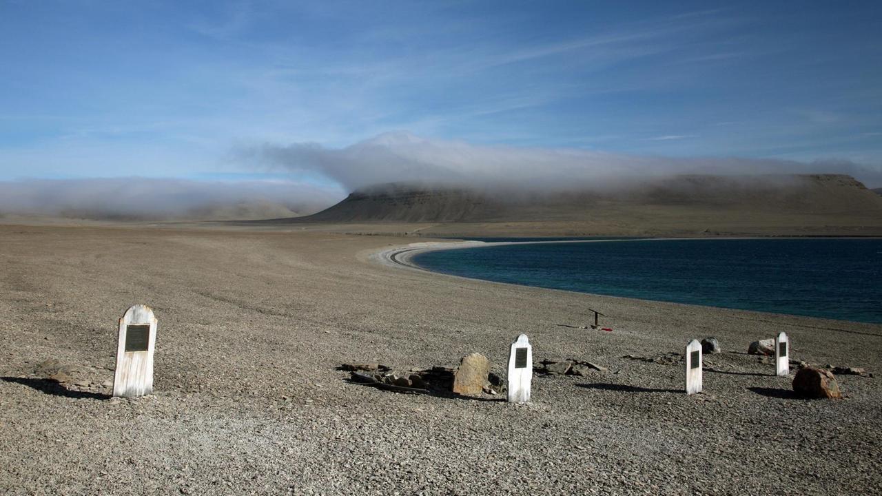 Die Grabsteine der Mannschaft des britischen Polarforschers Sir Franklin auf der zu Kanada gehörenden Insel Beechey Island. Die Grabsteine der Mannschaft des britischen Polarforschers Sir Franklin auf der zu Kanada gehörenden Insel Beechey Island.