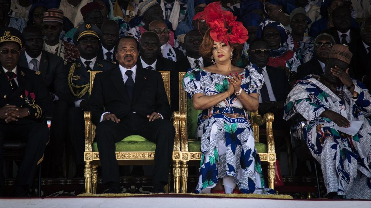 Der kamerunische Präsident Paul Biya und seine Frau Chantal Biya hören während einer Wahlkundgebung im Maroua Stadion in der Region Far North von Kamerun Reden zu Ehren von Biyas Herrschaft zu.
) Der kamerunische Präsident Paul Biya und seine Frau Chantal Biya hören während einer Wahlkundgebung im Maroua Stadion in der Region Far North von Kamerun Reden zu Ehren von Biyas Herrschaft zu.
)