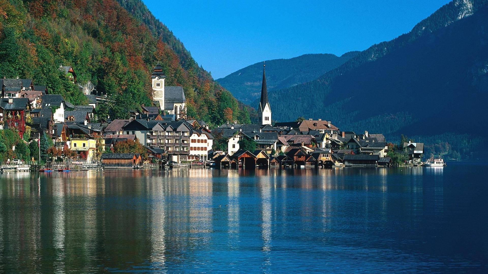 Blick auf Hallstatt am Hallstätter See im Salzkammergut, Oberösterreich. Die Kulturlandschaft Hallstatt-Dachstein wurde 1997 von der Unesco zum Weltkulturerbe erklärt Blick auf Hallstatt am Hallstätter See im Salzkammergut, Oberösterreich. Die Kulturlandschaft Hallstatt-Dachstein wurde 1997 von der Unesco zum Weltkulturerbe erklärt