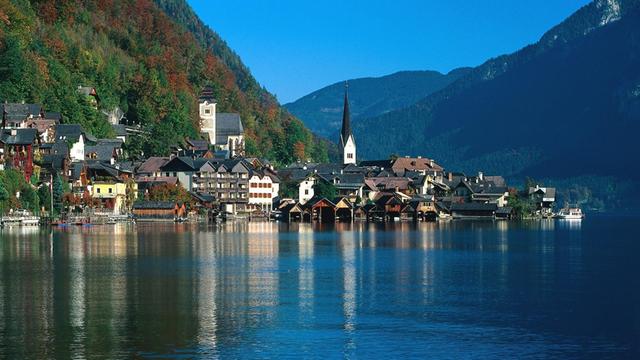 Blick auf Hallstatt am Hallstätter See im Salzkammergut, Oberösterreich. Die Kulturlandschaft Hallstatt-Dachstein wurde 1997 von der Unesco zum Weltkulturerbe erklärt