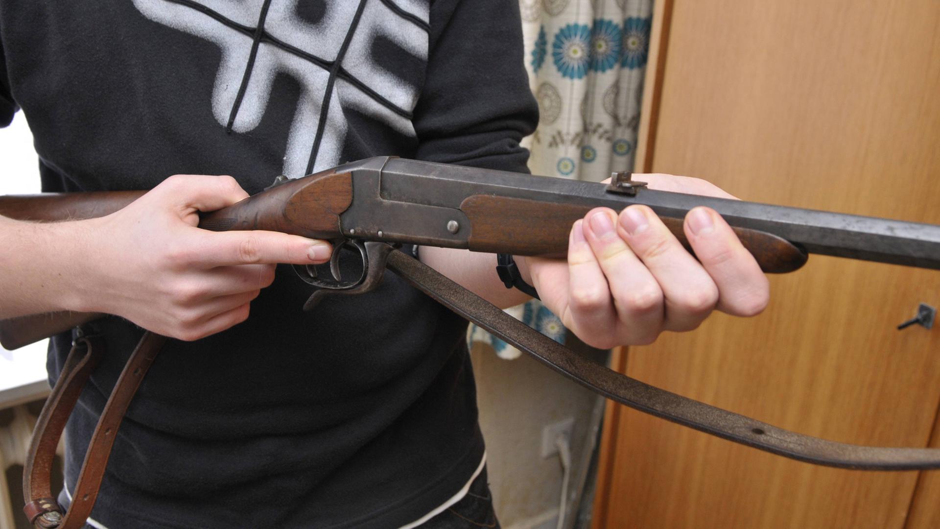 Welche Beziehung gehen Menschen mit ihren Waffen ein? Welche Beziehung gehen Menschen mit ihren Waffen ein?