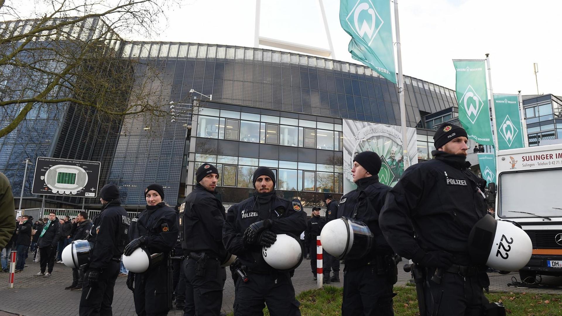 Polizei steht vor Spielbeginn am Weserstadion Polizei steht vor Spielbeginn am Weserstadion