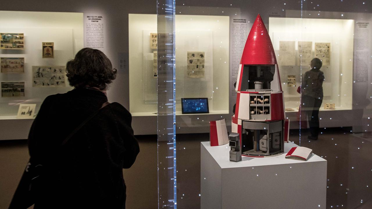 Eine Besucherin schaut sich in der "Hergé"-Ausstellung im Pariser Grand Palais ein Modell der Mondrakete aus dem Comic "Schritte auf dem Mond" an.