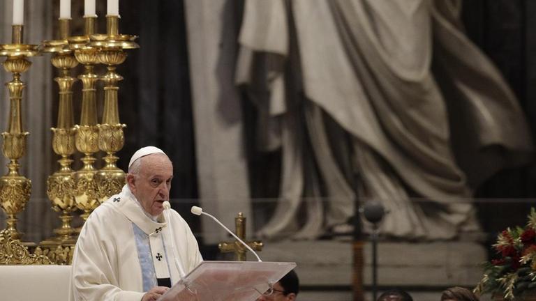 Papst Franziskus hält während der Neujahrsmesse im Petersdom eine Predigt. 