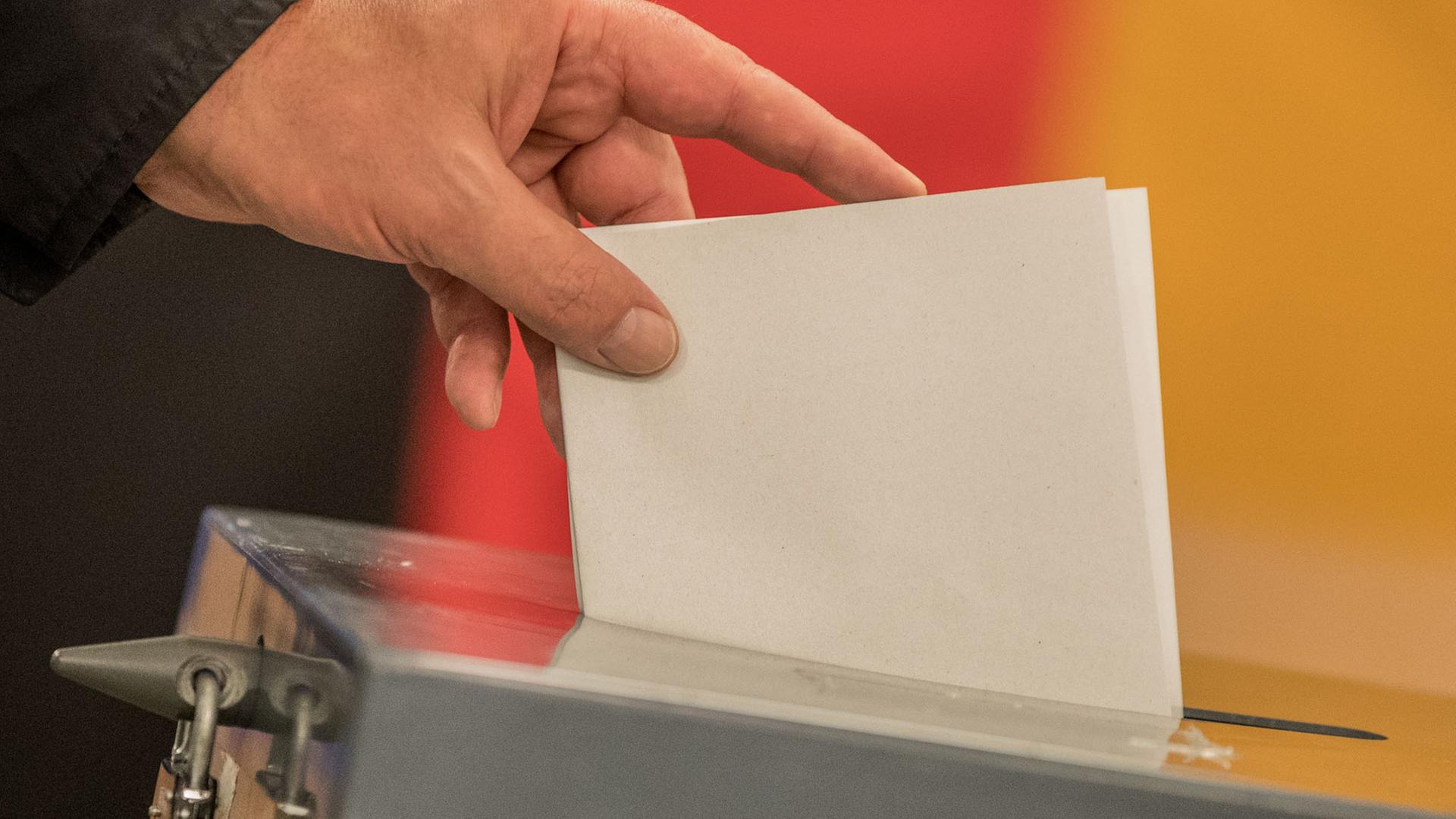 Ein Wähler wirft seinen Stimmzettel zur Bundestagswahl 2017 in eine Wahlurne. Ein Wähler wirft seinen Stimmzettel zur Bundestagswahl 2017 in eine Wahlurne.
