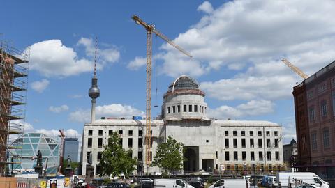 Der Rohbau des Berliner Schlosses (M), das den Namen Humboldt-Forum trägt, ist am 09.06.2015 in Berlin am Schinkelplatz zwischen dem eingerüsteten Neubau von Nobelappartements (l-r), der Humboldt-Box, dem Hotel Park Inn, dem Fernsehturm und der Schaufassade der Schinkelschen Bauakademie (r) zu sehen. Das Humboldt-Forum soll ab 2019 als Museum und für kulturelle Veranstaltungen genutzt werden.