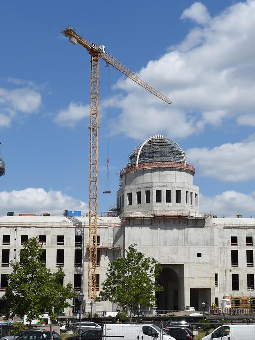 Der Rohbau des Berliner Schlosses (M), das den Namen Humboldt-Forum trägt, ist am 09.06.2015 in Berlin am Schinkelplatz zwischen dem eingerüsteten Neubau von Nobelappartements (l-r), der Humboldt-Box, dem Hotel Park Inn, dem Fernsehturm und der Schaufassade der Schinkelschen Bauakademie (r) zu sehen. Das Humboldt-Forum soll ab 2019 als Museum und für kulturelle Veranstaltungen genutzt werden.