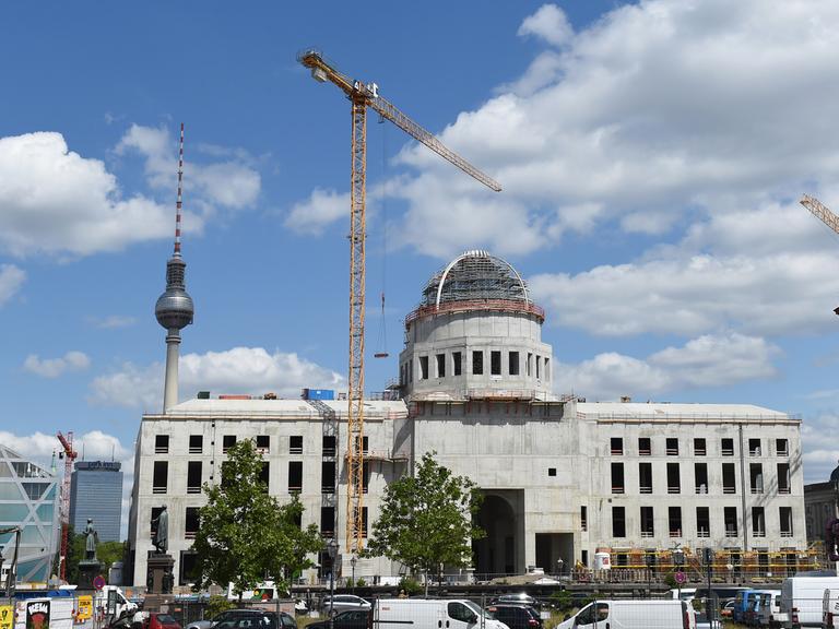 Der Rohbau des Berliner Schlosses (M), das den Namen Humboldt-Forum trägt, ist am 09.06.2015 in Berlin am Schinkelplatz zwischen dem eingerüsteten Neubau von Nobelappartements (l-r), der Humboldt-Box, dem Hotel Park Inn, dem Fernsehturm und der Schaufassade der Schinkelschen Bauakademie (r) zu sehen. Das Humboldt-Forum soll ab 2019 als Museum und für kulturelle Veranstaltungen genutzt werden.