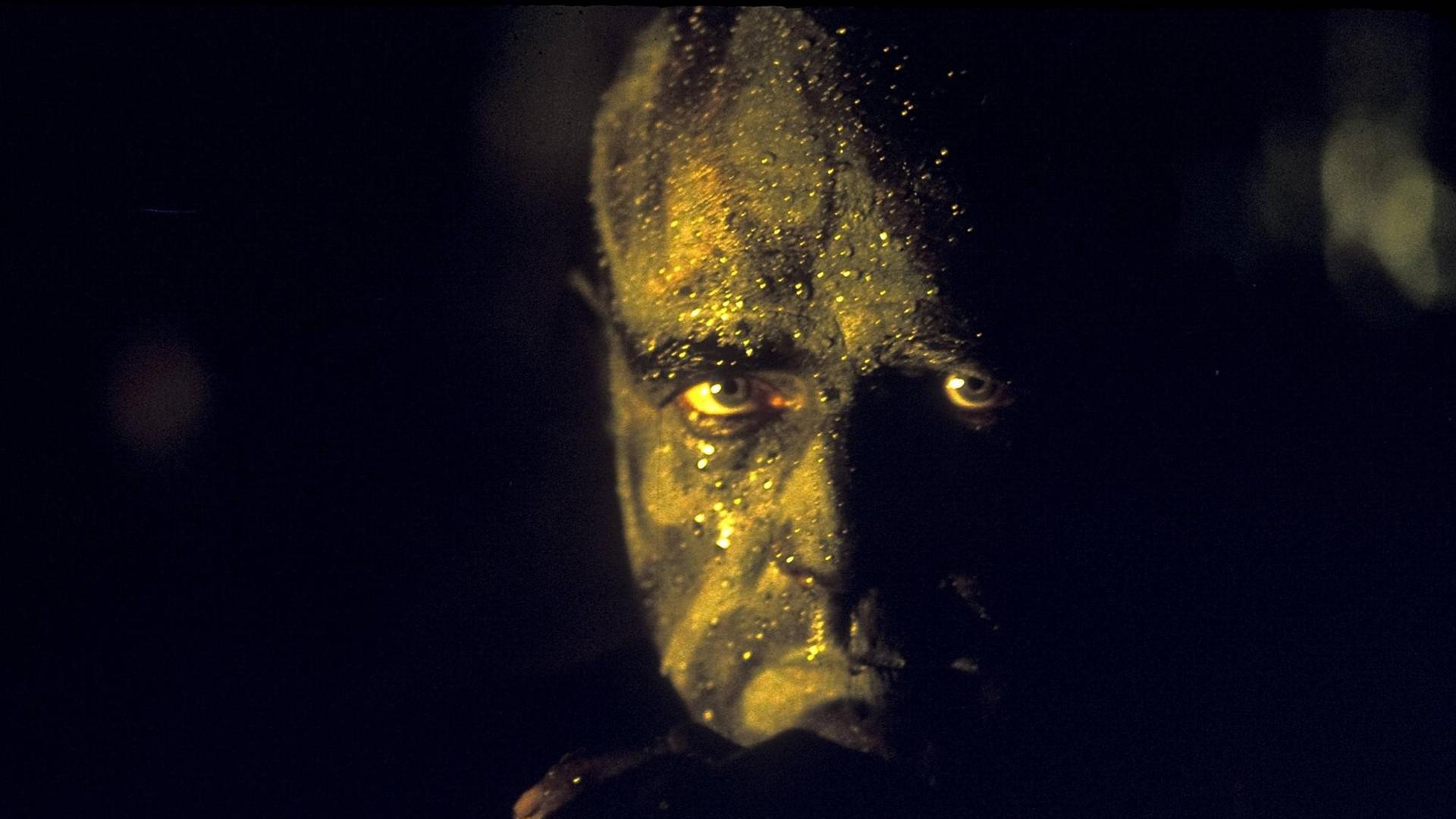 Ausschnit aus "Apocalypse Now" mit Marlon Brando in der Nahaufnahme, der ein geschmiktes Gesicht hat in seiner Rolle als Colonel Kurtz Ausschnit aus "Apocalypse Now" mit Marlon Brando in der Nahaufnahme, der ein geschmiktes Gesicht hat in seiner Rolle als Colonel Kurtz
