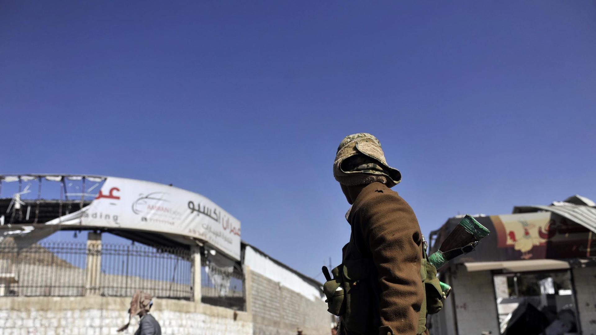 Huthi-Milizionäre patrouillieren am Dienstag nahe dem Präsidentenpalast in Sanaa. Huthi-Milizionäre patrouillieren am Dienstag nahe dem Präsidentenpalast in Sanaa.