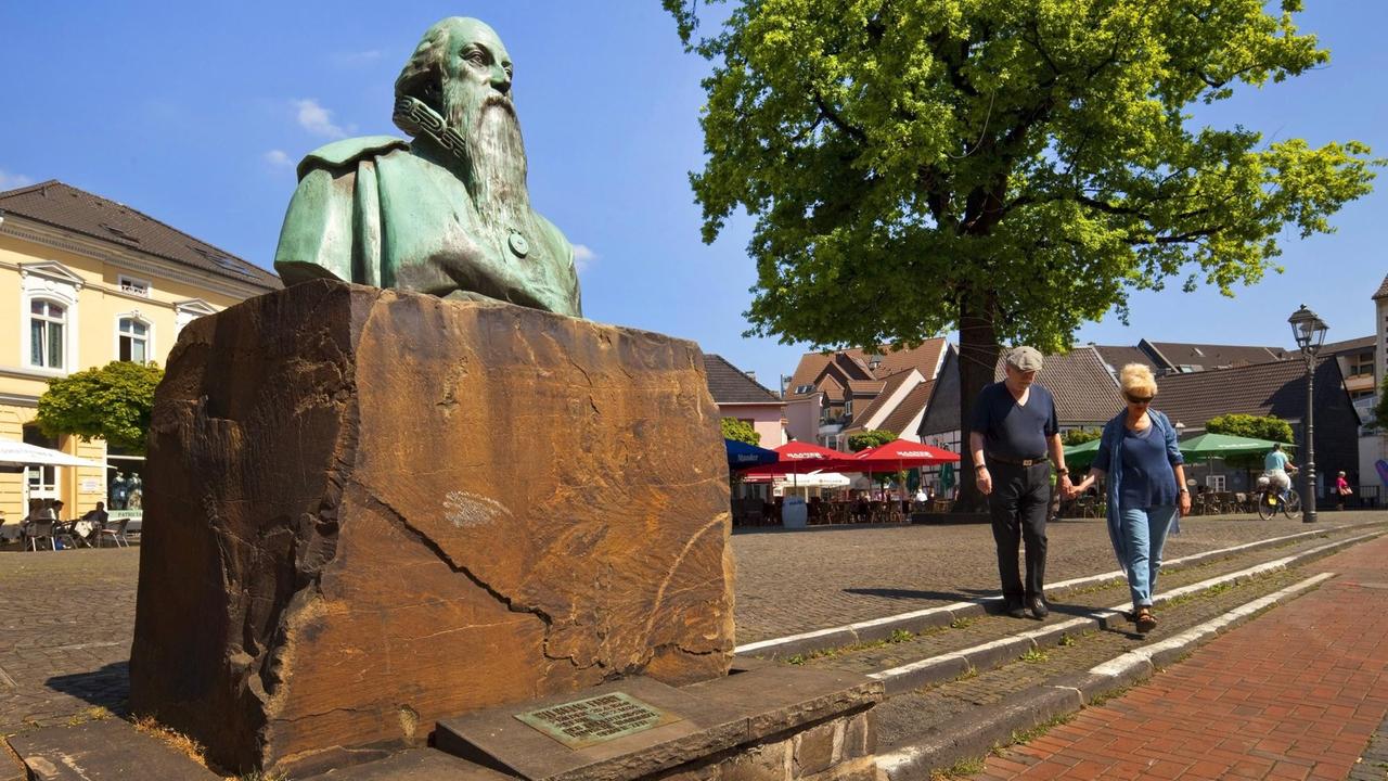 Die Bronzebüste von Wilhelm Fabry auf dem Marktplatz in Hilden. Die Bronzebüste von Wilhelm Fabry auf dem Marktplatz in Hilden.