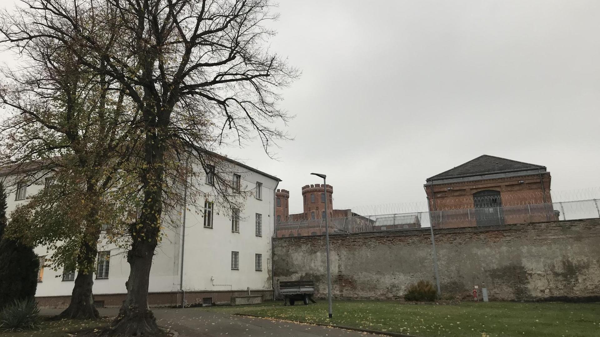 Stacheldrahlt und hohe Mauern - die JVA in Bützow in Mecklenburg-Vorpommern Stacheldrahlt und hohe Mauern - die JVA in Bützow in Mecklenburg-Vorpommern