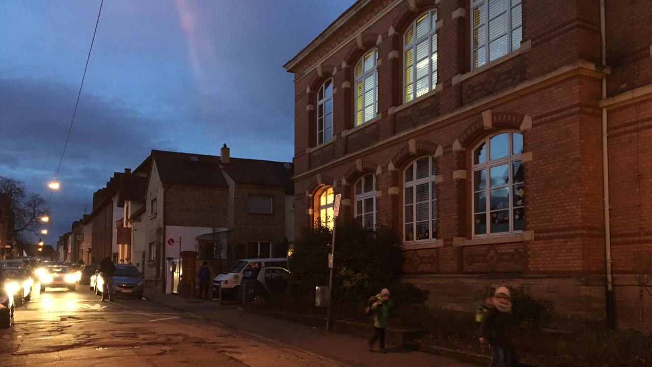 Kinder auf dem Weg zur Peter-Härtling-Grundschule in Mainz. Dazwischen die berüchtigten "Elterntaxis". Kinder auf dem Weg zur Peter-Härtling-Grundschule in Mainz. Dazwischen die berüchtigten "Elterntaxis".