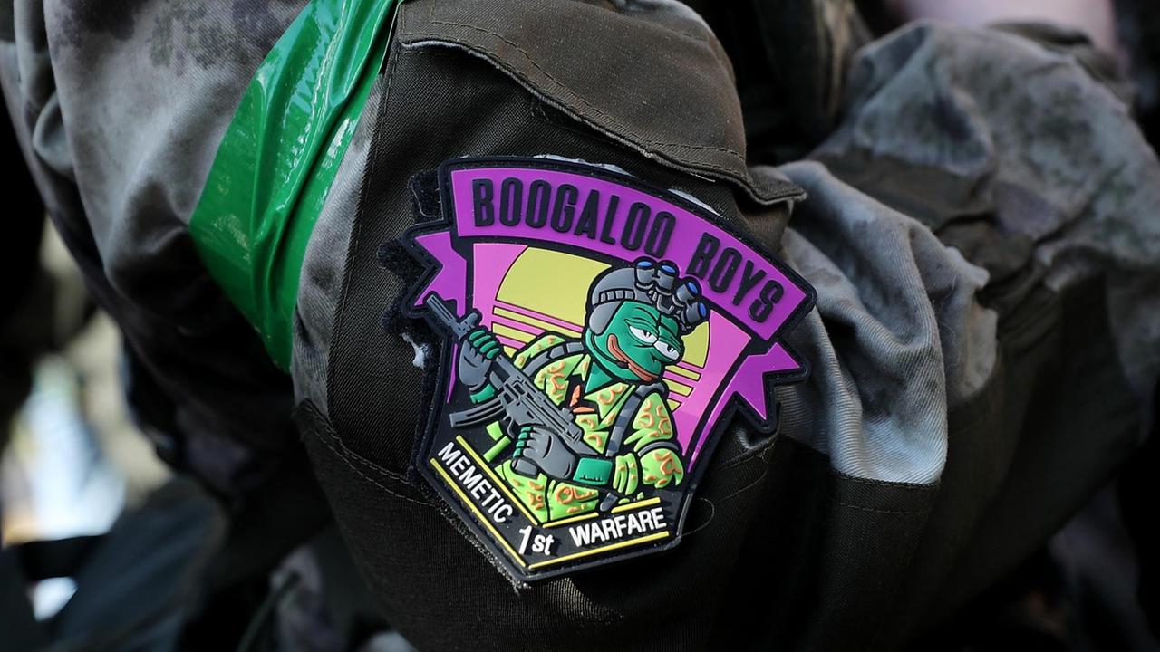 Ein Aufnäher mit dem Bild einer bewaffneten "Pepe the Frog" Comic-Figur, wird von einem Pro-Waffen-Demonstraten, während einer Kundgebung in Richmond, auf dem Arm getragen. Ein Aufnäher mit dem Bild einer bewaffneten "Pepe the Frog" Comic-Figur, wird von einem Pro-Waffen-Demonstraten, während einer Kundgebung in Richmond, auf dem Arm getragen.