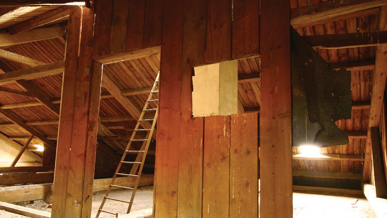 Reste eines "Kumbals" (Zimmerchen) auf einem Dachboden im heutigen Terezín / Theresienstadt. Die provisorischen Bretterwände ermöglichten ein Minimum an Privatsphäre. Im Getto galt das bereits als Privileg. Reste eines "Kumbals" (Zimmerchen) auf einem Dachboden im heutigen Terezín / Theresienstadt. Die provisorischen Bretterwände ermöglichten ein Minimum an Privatsphäre. Im Getto galt das bereits als Privileg.