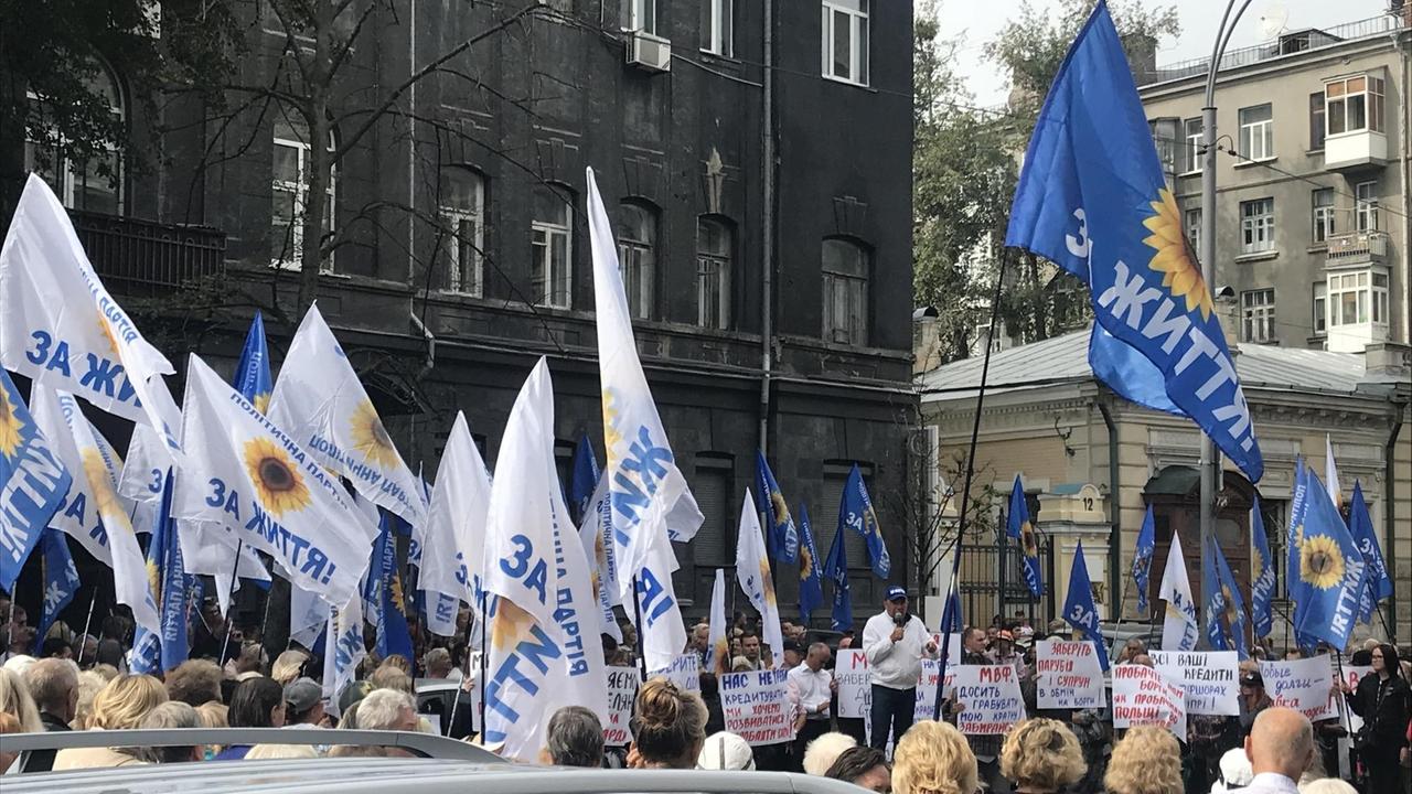 Fahnenschwnekende Demonstranten in der Ukraine. Fahnenschwnekende Demonstranten in der Ukraine.
