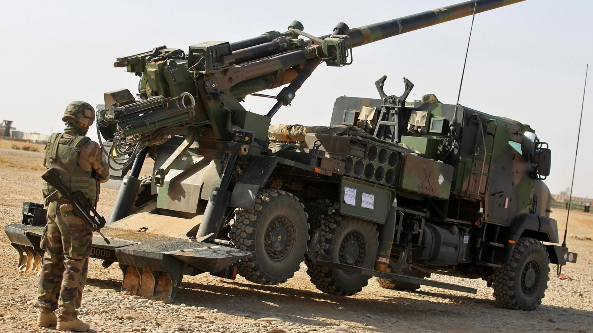 Ein französische Soldaten der Anti-IS Koalition am 31.10.2016 in der Militärbasis Qayyarah im Süden von Mossul. Ein französische Soldaten der Anti-IS Koalition am 31.10.2016 in der Militärbasis Qayyarah im Süden von Mossul.