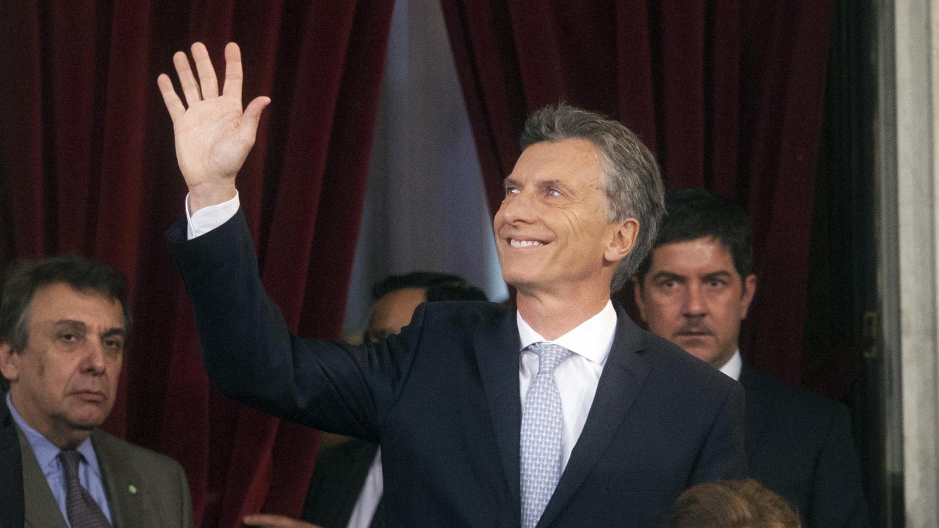 Der neue argentinische Präsident Mauricio Macri winkt mit der rechten Hand. Der neue argentinische Präsident Mauricio Macri winkt mit der rechten Hand.