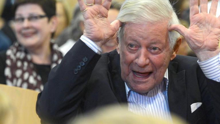 Altbundeskanzler Helmut Schmidt (SPD) scherzte 2012 neben seiner Tochter Susanne Schmidt mit den Kindern in der Turnhalle der Loki-Schmidt-Schule in Hamburg. Altbundeskanzler Helmut Schmidt (SPD) scherzte 2012 neben seiner Tochter Susanne Schmidt mit den Kindern in der Turnhalle der Loki-Schmidt-Schule in Hamburg.