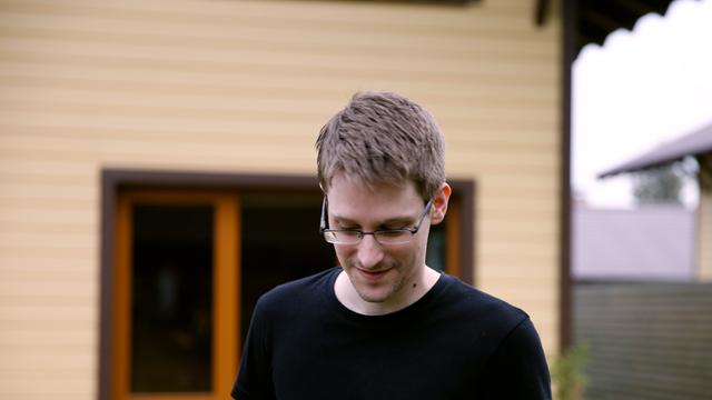 Edward Snowden in einer Szene des Dokumentarfilms «Citizenfour» (undatierte Filmszene). Laura Poitras half Edward Snowden, das Ausmaß der Überwachung durch amerikanische Geheimdienste aufzudecken. Nun ist ihr Dokumentarfilm «Citizenfour» fertig. Das Werk will mehr sein als ein «Snowden-Film».