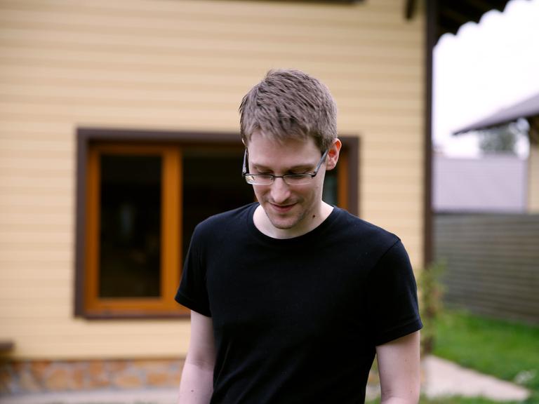 Edward Snowden in einer Szene des Dokumentarfilms «Citizenfour» (undatierte Filmszene). Laura Poitras half Edward Snowden, das Ausmaß der Überwachung durch amerikanische Geheimdienste aufzudecken. Nun ist ihr Dokumentarfilm «Citizenfour» fertig. Das Werk will mehr sein als ein «Snowden-Film».