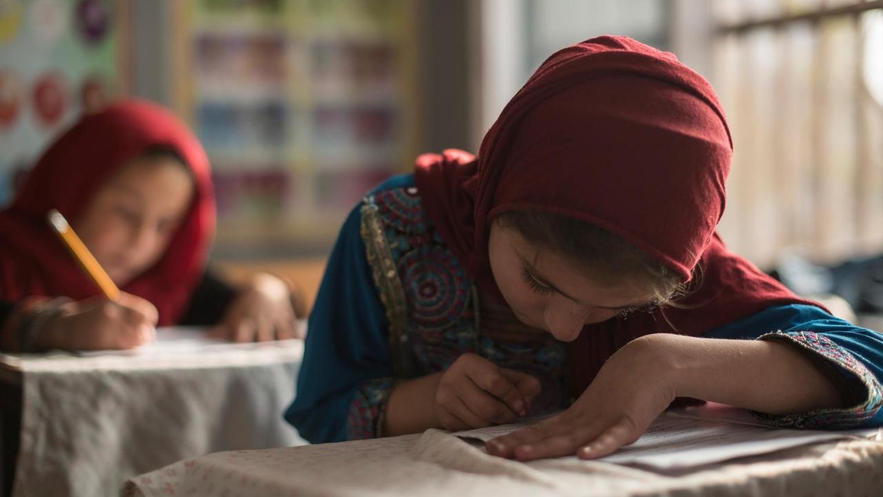 Mädchen in einer Klasse ehemaliger Straßenkinder in Aschiana in Kabul