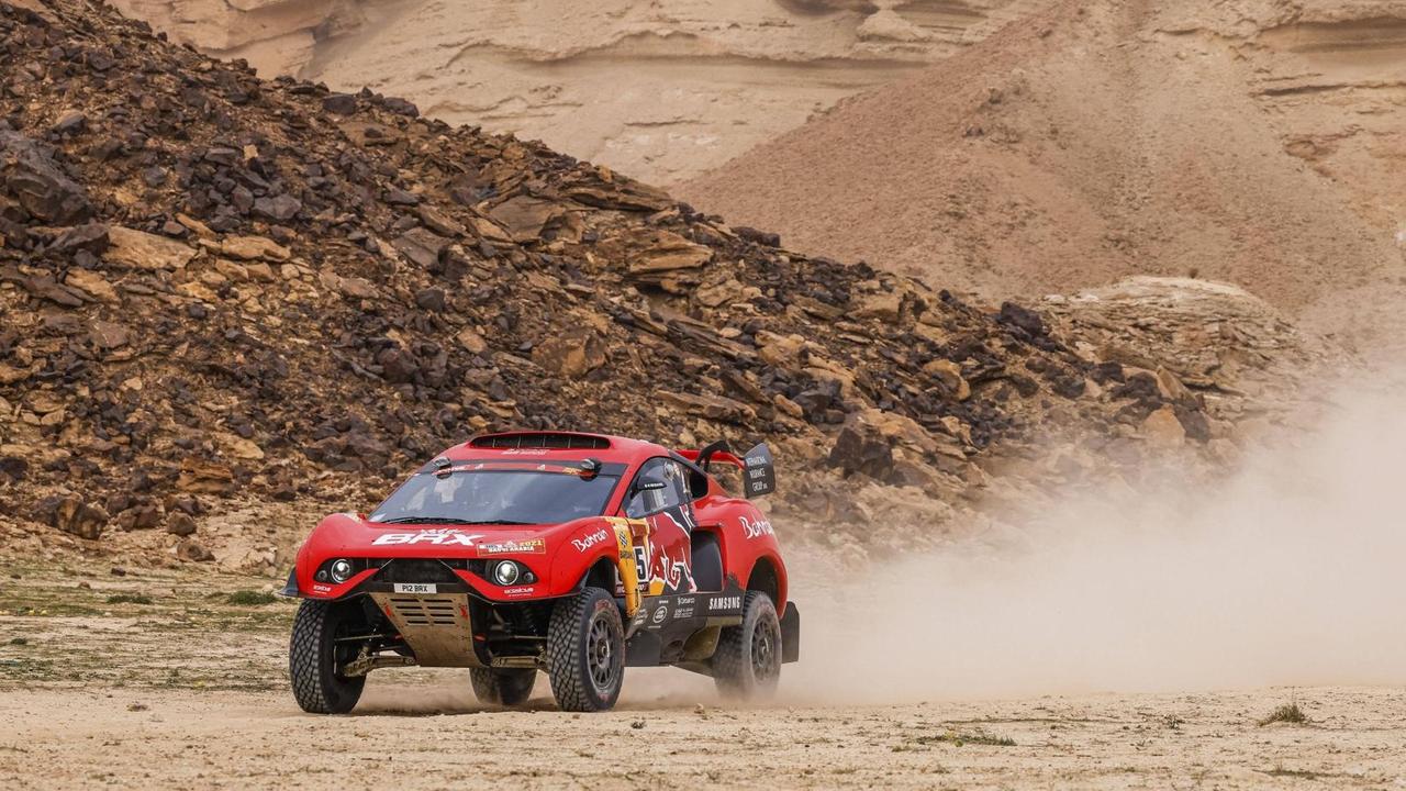 Das Foto zeigt ein Fahrzeug bei der Rallye Dakar im Januar 2021 in Saudi-Arabien.
