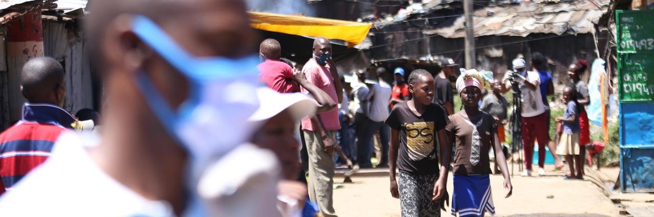Menschen auf der Straße von Mathare, eine der zahlreichen informellen Siedlungen in der kenianischen Hauptstadt Nairobi. Menschen auf der Straße von Mathare, eine der zahlreichen informellen Siedlungen in der kenianischen Hauptstadt Nairobi.