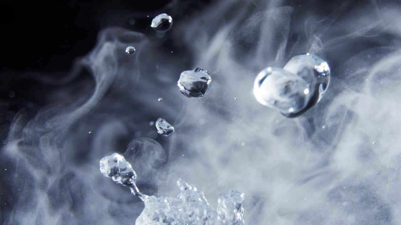 Nahaufnahme der verschiedenen Aggregatzustände von Wasser, in flüssiger Tropfenform und als Wasserdampf. Nahaufnahme der verschiedenen Aggregatzustände von Wasser, in flüssiger Tropfenform und als Wasserdampf.