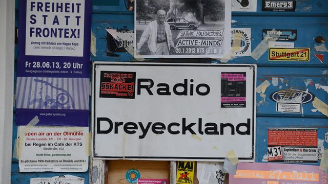 Das Logo von "Radio Dreyeckland" ist in Freiburg (Baden-Württemberg) an einer Tür zu sehen.
