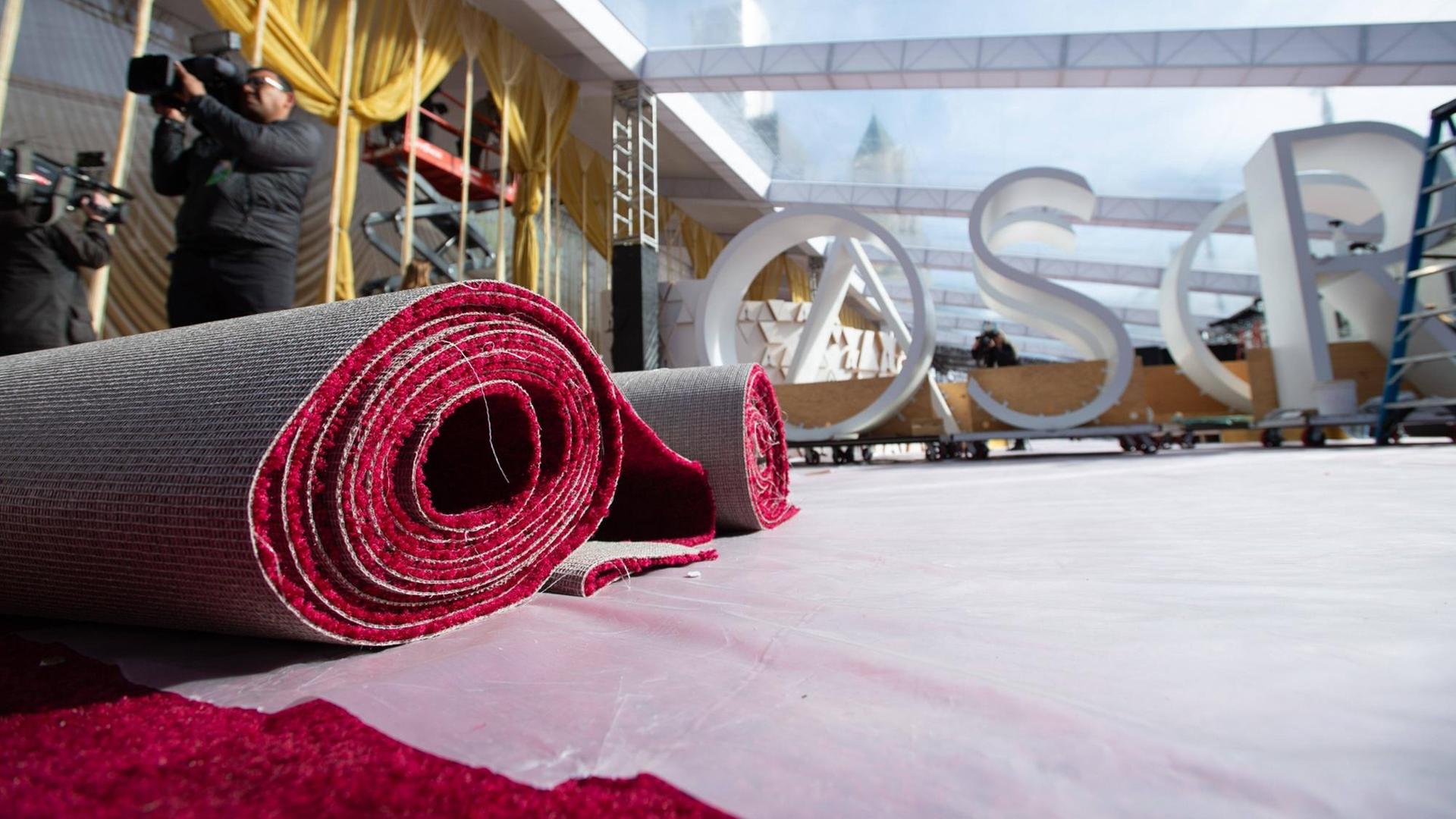 Die Vorbereitungen für die Oscarsverleihung am Dolby Theater in Hollywood. Die Vorbereitungen für die Oscarsverleihung am Dolby Theater in Hollywood.