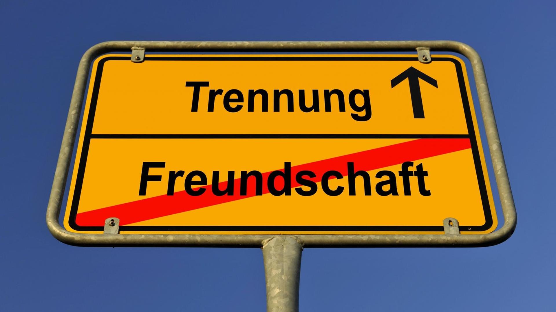 Auf einem Ortsausgangsschild wird das Ende der "Ortschaft" Freundschaft angezeigt und als nächster Ort "Trennung" angezeigt Auf einem Ortsausgangsschild wird das Ende der "Ortschaft" Freundschaft angezeigt und als nächster Ort "Trennung" angezeigt