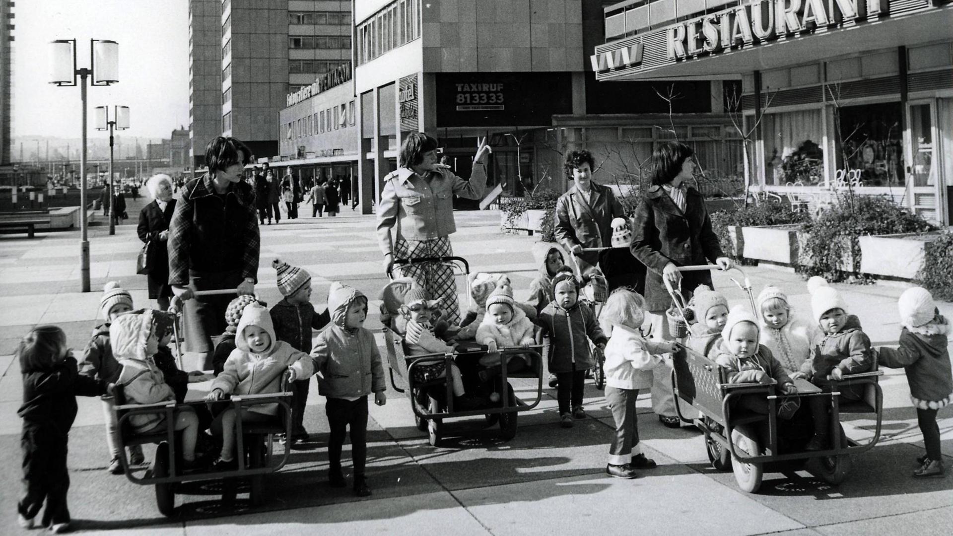 Sie sehen einige Frauen in Dresden 1974, davor Kinderwagen und viele Kleinkinder. Sie sehen einige Frauen in Dresden 1974, davor Kinderwagen und viele Kleinkinder.