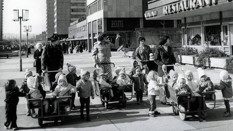 Sie sehen einige Frauen in Dresden 1974, davor Kinderwagen und viele Kleinkinder.