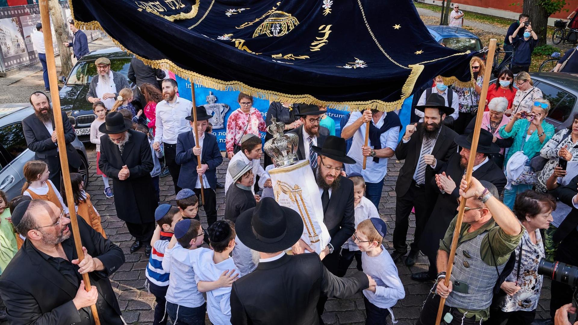 Rabbiner Yehuda Teichtal (Mitte) hält die neuen Thora in der Hand. Kinder mit Kippas tanzen um ihn herum. Viele Rabbiner aus anderen Gemeinden kamen nach Potsdam, um mit den Gemeindemitgliedern die Einweihung der neuen Thora für die Synagoge in der Kietzstraße zu feiern. Rabbiner Yehuda Teichtal (Mitte) hält die neuen Thora in der Hand. Kinder mit Kippas tanzen um ihn herum. Viele Rabbiner aus anderen Gemeinden kamen nach Potsdam, um mit den Gemeindemitgliedern die Einweihung der neuen Thora für die Synagoge in der Kietzstraße zu feiern.